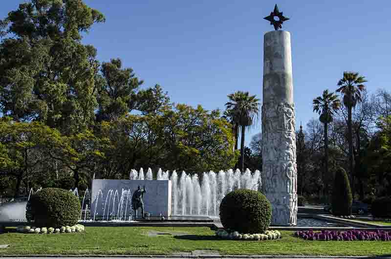 Sevilla 227 - monumento a Juan Sebastián Elcano.jpg